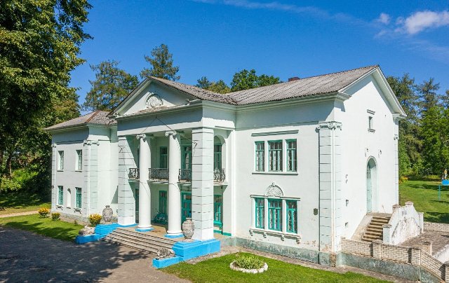 Комплекс бывшей усадьбы  &quot;Альбертин&quot;: усадебный дом, два флигеля, конюшня, ворота, парк 