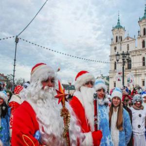 Teatralna procesja Świętych Mikołajów i Snieguroczek