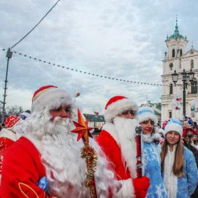 Teatralna procesja Świętych Mikołajów i Snieguroczek